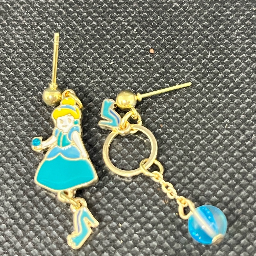 🔴 CLEARANCE buy 2 for $12 
Gold and Blue Princess Earrings